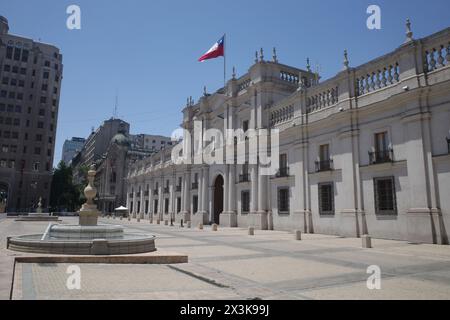 Santiago, Cile - 26 novembre 2023: Palacio de la Moneda e Plaza Constitution Foto Stock