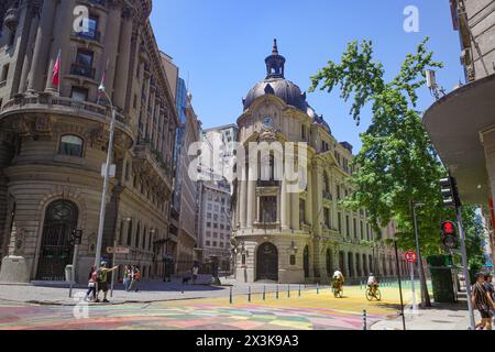 Santiago, Cile - 26 novembre 2023: Edificio de la Bolsa edificio della Borsa nel centro storico di Santiago Foto Stock