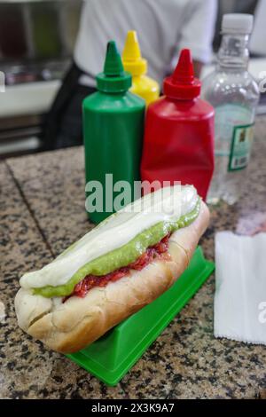 Santiago, Cile - 26 novembre 2023: Hot Dogs di Completo tradizionali in vendita presso un fornitore di snack a Santiagos Plaza de Armas Foto Stock