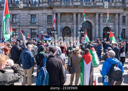 Glasgow, Scozia, Regno Unito. 27 aprile 2024. I manifestanti pro-palestinesi vestiti di nero con mani dipinte di rosso tengono una manifestazione e una marcia silenziosa per le strade di Glasgow per celebrare i 200 giorni di guerra a Gaza. Crediti: R.Gass/Alamy Live News Foto Stock