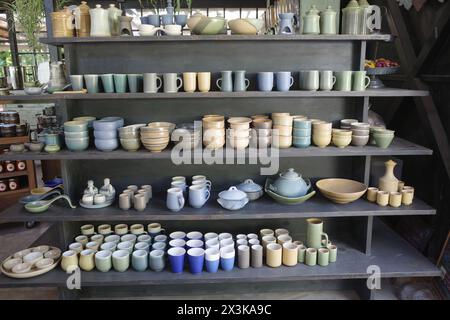 Santiago, Cile - 25 novembre 2023: Ceramiche artigianali in mostra in un negozio nella Valle di Maipo, Cile Foto Stock