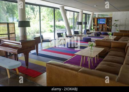 Pirque, Cile - 24 novembre 2023: Area lounge presso l'hotel Las Majadas vicino a Santiago, Cile Foto Stock