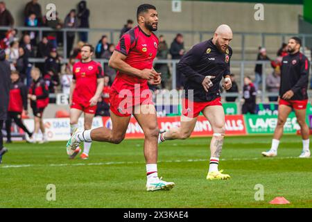 Salford, Manchester, Regno Unito. 27 aprile 2024. Super League Rugby: Salford Red Devils vs Warrington Wolves al Salford Community Stadium. KALLUM WATKINS scaldare pre-partita contro Warrington Wolves. Credito James Giblin/Alamy Live News. Foto Stock