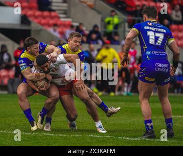 Salford, Manchester, Regno Unito. 27 aprile 2024. Super League Rugby: Salford Red Devils vs Warrington Wolves al Salford Community Stadium. NENE MACDONALD viene affrontato da MATT DUFTY E DANNY WALKER. Credito James Giblin/Alamy Live News. Foto Stock