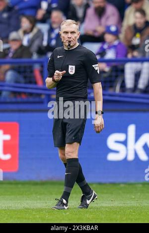 Sheffield, Regno Unito. 27 aprile 2024. L'arbitro Graham Scott durante la partita del Sheffield Wednesday FC contro West Bromwich Albion FC Sky bet EFL Championship all'Hillsborough Stadium, Sheffield, Inghilterra, Regno Unito il 27 aprile 2024 Credit: Every Second Media/Alamy Live News Foto Stock