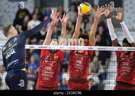 Blocco di Barthelemy Chinenyeze di cucine Lube Civitanova durante la partita tra Rana Verona e cucine Lube Civitanova, finale di playoff Challenge Cup del Campionato Italiano di pallavolo 2023/2024 al Pala AGSM-AIM il 27 aprile 2024, Verona, Italia. Foto Stock