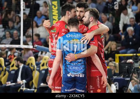 Cucine Lube Civitanova Team festeggia dopo aver segnato un punto durante la partita tra Rana Verona e cucine Lube Civitanova, finale di playoff Challenge Cup del Campionato Italiano di pallavolo 2023/2024 di Superlega al Pala AGSM-AIM il 27 aprile 2024, Verona, Italia. Foto Stock