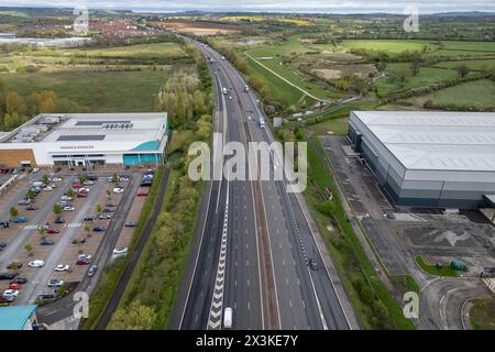 Vista aerea della M40 vicino al Banbury Gateway Shopping Park, Oxfordshire, Regno Unito. Foto Stock