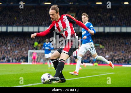 Mikkel Damsgaard #24 del Brentford F.C in azione durante la partita di Premier League tra Everton e Brentford al Goodison Park di Liverpool, sabato 27 aprile 2024. (Foto: Mike Morese | mi News) crediti: MI News & Sport /Alamy Live News Foto Stock