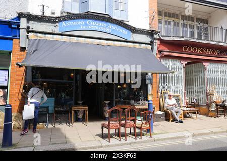 Negozi indipendenti e aziende sulla eclettica High Street nel porto storico e nella città costiera di Hythe, nel Kent, Regno Unito Foto Stock