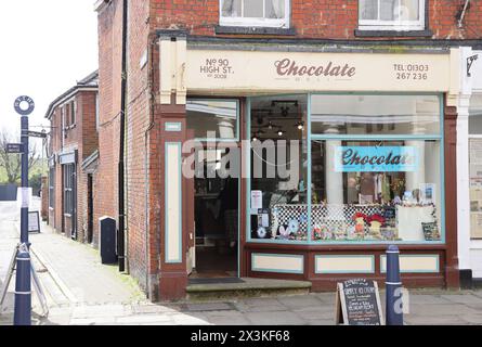 Negozi indipendenti e aziende sulla eclettica High Street nel porto storico e nella città costiera di Hythe, nel Kent, Regno Unito Foto Stock