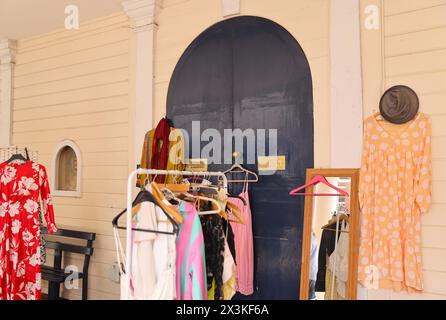 Negozi indipendenti e aziende sulla eclettica High Street nel porto storico e nella città costiera di Hythe, nel Kent, Regno Unito Foto Stock