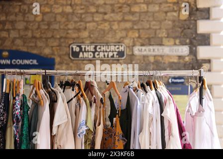 Negozi indipendenti e aziende sulla eclettica High Street nel porto storico e nella città costiera di Hythe, nel Kent, Regno Unito Foto Stock