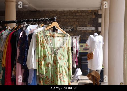 Negozi indipendenti e aziende sulla eclettica High Street nel porto storico e nella città costiera di Hythe, nel Kent, Regno Unito Foto Stock