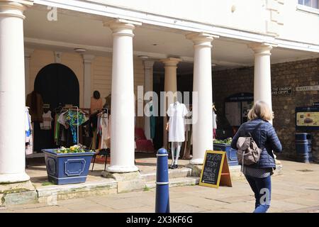 Negozi indipendenti e aziende sulla eclettica High Street nel porto storico e nella città costiera di Hythe, nel Kent, Regno Unito Foto Stock