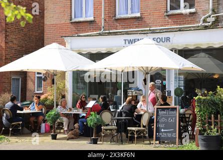 Negozi indipendenti e aziende sulla eclettica High Street nel porto storico e nella città costiera di Hythe, nel Kent, Regno Unito Foto Stock