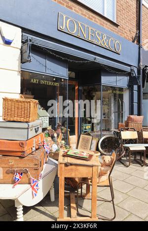 Negozi indipendenti e aziende sulla eclettica High Street nel porto storico e nella città costiera di Hythe, nel Kent, Regno Unito Foto Stock