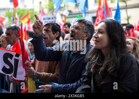 Un manifestante grida, durante una manifestazione in via Ferraz a Madrid, a sostegno di Pedro Sanchez per continuare a ricoprire la carica di presidente. Pedro Sanchez, ha cancellato la sua agenda pubblica per quattro giorni e riflette sulla sua continuità come capo dell'esecutivo. Il Comitato Federale del Partito Socialista Operaio spagnolo (PSOE) tenne una riunione e dimostrò presso la sede nazionale in via Ferraz a Madrid per mostrare sostegno al segretario generale del partito e presidente del governo spagnolo Pedro Sanchez. (Foto di Luis Soto/SOPA Images/Sipa USA) Foto Stock