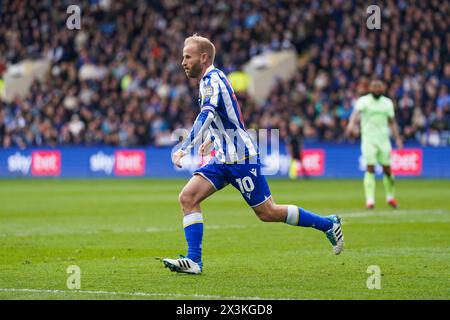 Sheffield, Regno Unito. 27 aprile 2024. Sheffield Wednesday centrocampista Barry Bannan (10) durante la partita Sheffield Wednesday FC contro West Bromwich Albion FC Sky bet EFL Championship all'Hillsborough Stadium, Sheffield, Inghilterra, Regno Unito il 27 aprile 2024 Credit: Every Second Media/Alamy Live News Foto Stock