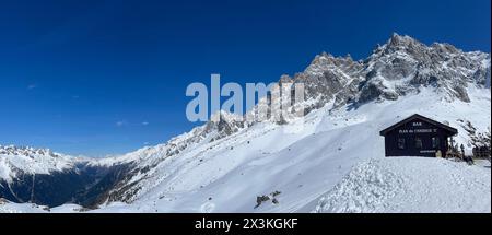 Alta Savoia, Francia: Il bar di Plan de l'Aiguille, la prima fermata della funivia de l'Aiguille du Midi, la guglia più alta del massiccio del Monte bianco Foto Stock