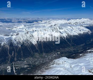 Alta Savoia, Francia: La valle di Chamonix vista dalla cima dell'Aiguille du Midi, la guglia più alta dell'Aiguilles de Chamonix, Monte bianco Foto Stock