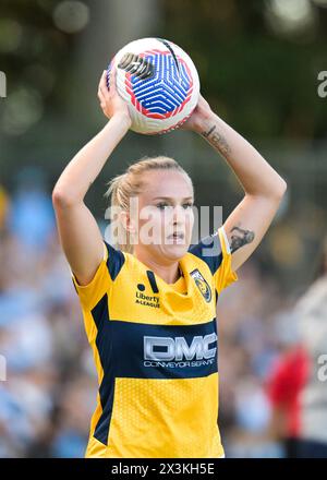 Lilyfield, Australia. 27 aprile 2024. Faye Louise Bryson del Central Coast Mariners FC è visto in azione durante la semifinale della stagione Liberty A-League 2023-24 tra Sydney FC e Central Coast Mariners FC tenutasi al Leichhardt Oval. Punteggio finale; Sydney FC 1 : 1 Central Coast Mariners FC. Credito: SOPA Images Limited/Alamy Live News Foto Stock