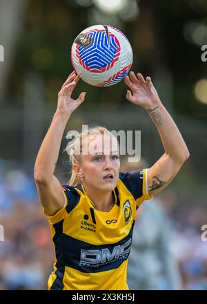 Lilyfield, Australia. 27 aprile 2024. Faye Louise Bryson del Central Coast Mariners FC è visto in azione durante la semifinale della stagione Liberty A-League 2023-24 tra Sydney FC e Central Coast Mariners FC tenutasi al Leichhardt Oval. Punteggio finale; Sydney FC 1 : 1 Central Coast Mariners FC. Credito: SOPA Images Limited/Alamy Live News Foto Stock