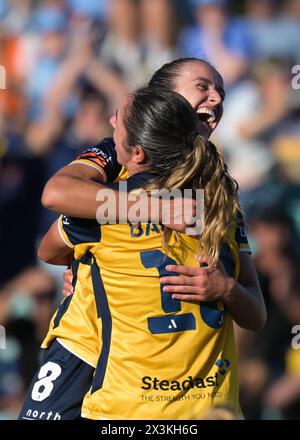 Lilyfield, Australia. 27 aprile 2024. Bianca Galic (indietro) e Rola Badawiya (davanti) del Central Coast Mariners FC visto durante la semifinale della stagione Liberty A-League 2023-24 tra Sydney FC e Central Coast Mariners FC tenutasi al Leichhardt Oval. Punteggio finale; Sydney FC 1 : 1 Central Coast Mariners FC. Credito: SOPA Images Limited/Alamy Live News Foto Stock