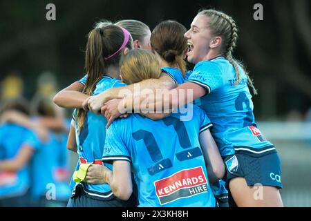 Lilyfield, Australia. 27 aprile 2024. La squadra del Sydney FC ha visto festeggiare dopo aver segnato un gol durante la semifinale della stagione 2023-24 della Liberty A-League tra il Sydney FC e il Central Coast Mariners FC tenutasi al Leichhardt Oval. Punteggio finale; Sydney FC 1 : 1 Central Coast Mariners FC. Credito: SOPA Images Limited/Alamy Live News Foto Stock