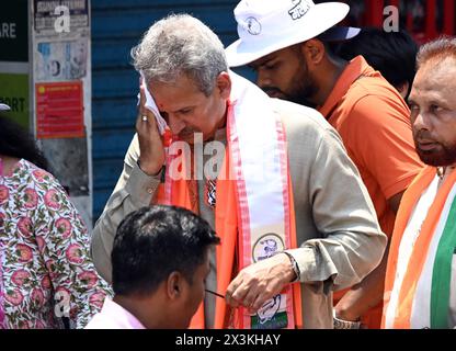 Mumbai, India. 27 aprile 2024. MUMBAI, INDIA - APRILE 27: Anil Desai, un candidato di Mahavikas Aghadi del collegio di Mumbai, visitò l'area del sewri come parte della sua campagna elettorale, il 27 aprile 2024 a Mumbai, in India. (Foto di Raju Shinde/Hindustan Times/Sipa USA ) credito: SIPA USA/Alamy Live News Foto Stock