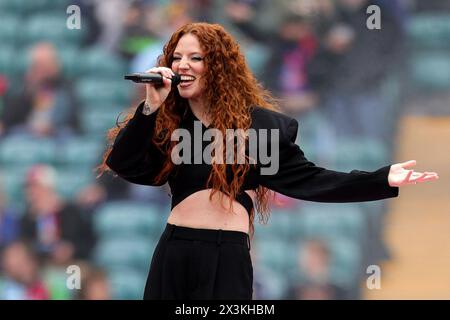 Jess Glynne si esibisce prima del Gallagher Premiership Match al Twickenham Stadium di Londra. Data foto: Sabato 27 aprile 2024. Foto Stock