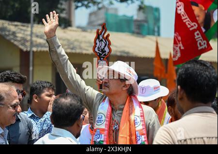 Mumbai, India. 27 aprile 2024. MUMBAI, INDIA - APRILE 27: Anil Desai, un candidato di Mahavikas Aghadi del collegio di Mumbai, visitò l'area del sewri come parte della sua campagna elettorale, il 27 aprile 2024 a Mumbai, in India. (Foto di Raju Shinde/Hindustan Times/Sipa USA ) credito: SIPA USA/Alamy Live News Foto Stock