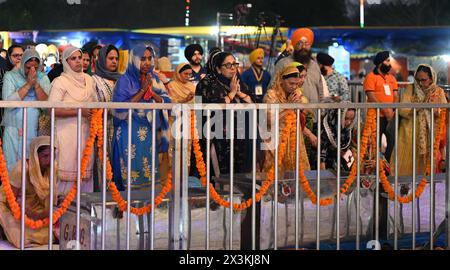 Nuova Delhi, India. 27 aprile 2024. NUOVA DELHI, INDIA - APRILE 27: Devoti Sikh che offrono preghiere durante il Delhi Fateh Diwas, (Delhi Victory Day) per commemorare il 400° anniversario della nascita di Mata Gujri Ji, organizzato dal Delhi Sikh Gurdwara Management Committee (DSGMC). A Red Fort, il 27 aprile 2024 a nuova Delhi, India. (Foto di Sonu Mehta/Hindustan Times/Sipa USA ) credito: SIPA USA/Alamy Live News Foto Stock