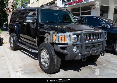 ISTANBUL, TURCHIA - 21 APRILE 2024: Hummer H3 (modello 2006) nello showroom. È un SUV di classe media prodotto dalla Hummer tra il 2005 e il 2010. Foto Stock