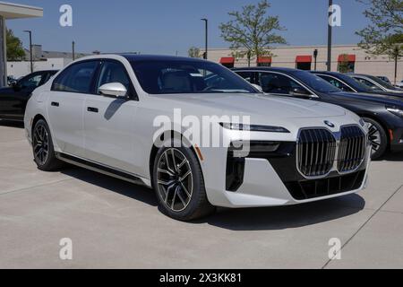 Lafayette - 25 aprile 2024: Mostra BMW 740i xDrive berlina presso una concessionaria. BMW offre la 740i xDrive con un motore ibrido delicato. IL MIO: 2024 Foto Stock