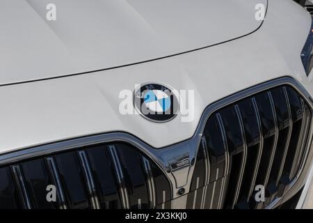 Lafayette - 25 aprile 2024: Mostra BMW 740i xDrive berlina presso una concessionaria. BMW offre la 740i xDrive con un motore ibrido delicato. IL MIO: 2024 Foto Stock