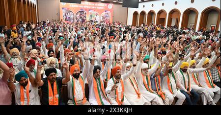 NUOVA DELHI, INDIA - APRILE 27: Sostenitori del BJP durante la Delhi 7 membri del Delhi Sikh Gurdwara Management Committee Jasmin Singh Noni, Parminder Singh Lucky, Bhupender Singh Ginni, Ramandeep Singh Thapar, Ramanjot Singh Meeta, Harjeet Singh Pappa, Manjeet Singh Aulakh e altri sikh che si uniscono al BJP alla presenza del presidente del partito nazionale JP Nadda, del presidente del BJP di Delhi Virendra sachdeva, del segretario generale nazionale del partito Bharatiya Janta Tarun chugh, del segretario nazionale del partito Bharatiya Janata, Maninder Singh Sirsa presso l'estensione del quartier generale del BJP, il 27 aprile 2024 a nuova Delhi, India. Shiroman Foto Stock