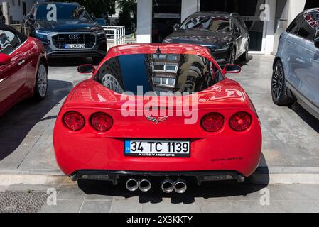 ISTANBUL, TURCHIA - 21 APRILE 2024: Corvette C7 (modello 2014) nello showroom. Il volume del motore da 512 CV è di 7008 cc e l'accelerazione della vettura Foto Stock