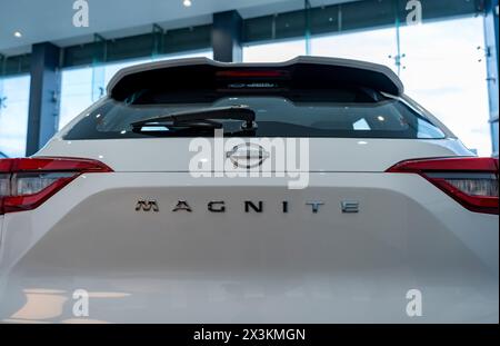 India. 27 aprile 2024. Il logo Nissan Magnite è esposto su un'auto all'interno dello showroom Nissan. (Foto di Idrees Abbas/SOPA Images/Sipa USA) credito: SIPA USA/Alamy Live News Foto Stock