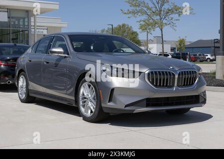 Lafayette - 25 aprile 2024: Mostra BMW 530i xDrive berlina presso una concessionaria. BMW offre il 530i xDrive con un motore Turbo da 248 CV e 2,0L. IL MIO: 2024 Foto Stock