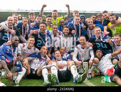 Derby, Regno Unito. 27 aprile 2024. I giocatori del Derby County celebrano la vittoria della partita e la promozione nel campionato dopo durante la partita EFL Sky Bet League 1 tra Derby County e Carlisle United al Pride Park Stadium di Derby, Inghilterra, il 27 aprile 2024. Foto di Mark Dunn. Solo per uso editoriale, licenza richiesta per uso commerciale. Non utilizzare in scommesse, giochi o pubblicazioni di singoli club/campionato/giocatori. Crediti: UK Sports Pics Ltd/Alamy Live News Foto Stock