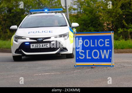 L'auto della polizia e' usata come blocco stradale per un incidente a Swillington, Leeds, West Yorkshire, Regno Unito Foto Stock