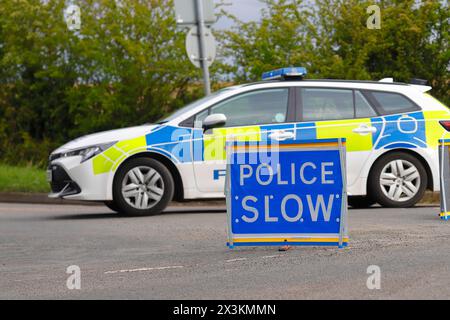 L'auto della polizia e' usata come blocco stradale per un incidente a Swillington, Leeds, West Yorkshire, Regno Unito Foto Stock