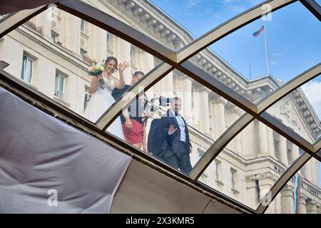 Bulgaria, Sofia; 22 settembre 2023, sposi novelli bulgari in una piazza centrale della città - EDITORIALE Foto Stock