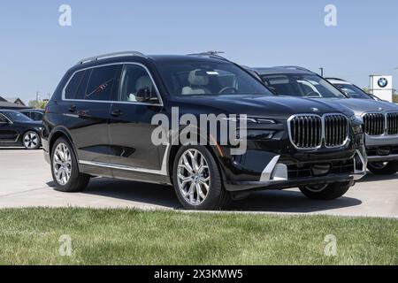 Lafayette - 25 aprile 2024: Esposizione BMW X7 xDrive40i presso una concessionaria. BMW offre la X7 xDrive40i con un motore turbo a sei cilindri da 375 CV. IL MIO: 2024 Foto Stock