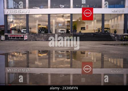 India. 27 aprile 2024. Le auto Nissan SUV sono esposte all'interno di uno showroom Nissan. (Credit Image: © Idrees Abbas/SOPA Images via ZUMA Press Wire) SOLO PER USO EDITORIALE! Non per USO commerciale! Foto Stock