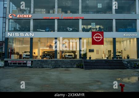 India. 27 aprile 2024. Le auto Nissan SUV sono esposte all'interno di uno showroom Nissan. (Credit Image: © Idrees Abbas/SOPA Images via ZUMA Press Wire) SOLO PER USO EDITORIALE! Non per USO commerciale! Foto Stock