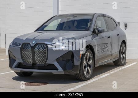 Lafayette - 25 aprile 2024: Esposizione BMW iX xDrive50 presso una concessionaria. BMW offre iX xDrive50 con motore da 516 CV e autonomia fino a 324 miglia. IL MIO: 2024 Foto Stock