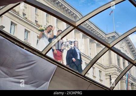 Bulgaria, Sofia; 22 settembre 2023, sposi novelli bulgari in una piazza centrale della città - EDITORIALE Foto Stock