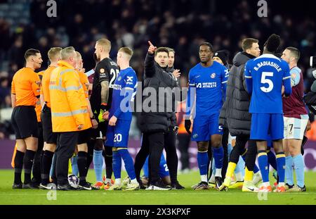 Il manager del Chelsea Mauricio Pochettino (centro) istruisce i suoi giocatori lontano dall'arbitro Craig Pawson dopo il fischio finale nella partita di Premier League a Villa Park, Birmingham. Data foto: Sabato 27 aprile 2024. Foto Stock